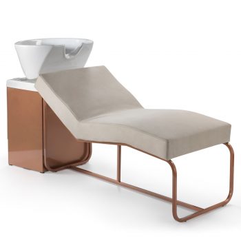 Bac à shampoing allongé, type chaise longue sur une structure en métal verni cuivré avec vasque noire ou blanche au choix