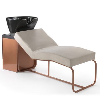 Bac à shampoing allongé, type chaise longue sur une structure en métal verni cuivré avec vasque noire ou blanche au choix